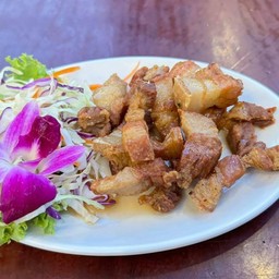 สามชั้นทอดน้ำปลา