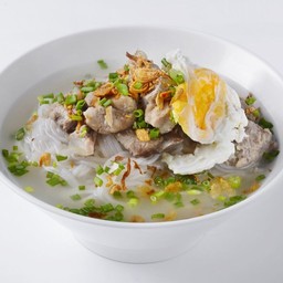 ก๋วยจั๊บกระดูกหมูใส่ไข่
