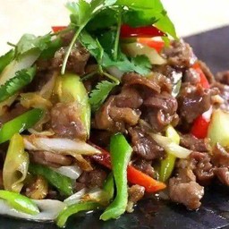 ต้นหอมญี่ปุ่นผัดเนื้อแพะ