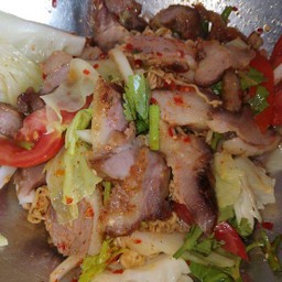 มาม่าคอหมูย่าง