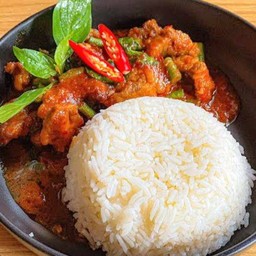 ผัดพริกแกงเนื้อราดข้าว