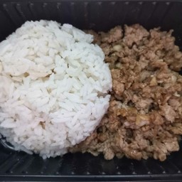 ข้าวหมูกระเทียมพริกไทย