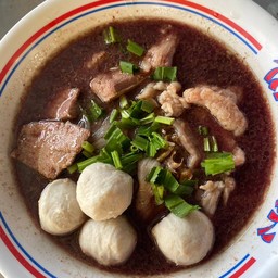ก๋วยเตี๋ยวเส้นเล็กหมูน้ำตก
