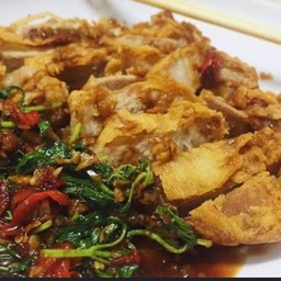 ข้าวราดกะเพราหมูทอด