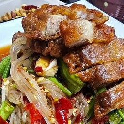 Rice noodles with Spicy mixed Salad Crispy Pork Belly And Chinese herbal Stew with Jaew dipping 中药炖脆皮猪肉米粉配泰式酸辣蘸酱 เส้นเล็กตำป่าหมูกรอบตุ๋นยาจีนจิ้มแจ่ว