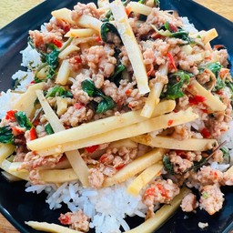 กระเพราหน่อไม้หมูสับ