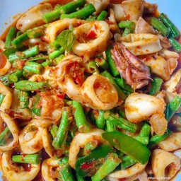 ข้าวผัดพริกแกง