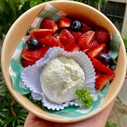 Set A กรีกโยเกิร์ต 1 scoop ผลไม้ 2 อย่าง