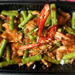 ผัดพริกแกงถั่วฝักยาวราดข้าว