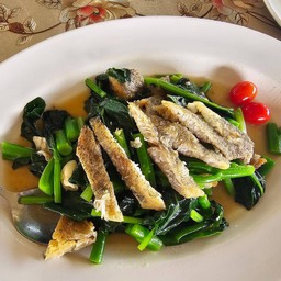 คะน้าผัดปลาสลิด