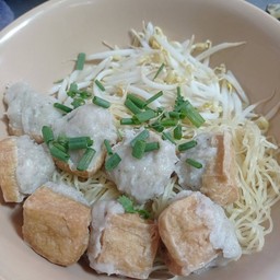 บะหมี่น้ำใสลูกชิ้นแคะ