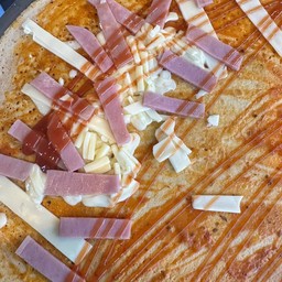 เครปร้อนแฮม+มอสซาเรลล่าชีส+เชดดาร์ชีส+ซอสพิซซ่า