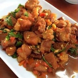 Stir-fried Holy Basil with Crispy Pork and Braised Pork Belly on Rice
罗勒炒脆皮猪肉和卤三层肉饭 ข้าวกระเพราหมูกรอบสามชั้นตุ๋น