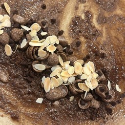 เครปร้อนนูเทลล่า + โกโก้ครั้นช์ + อัลมอนด์ + ช็อกโกแลตชิพ