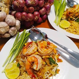 ผัดไทยกุ้งสดๆ