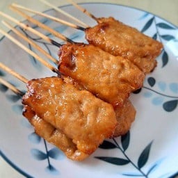 หอมแดง หมูปิ้ง ลูกชิ้นปิ้ง ข้าวยำไก่แซ่บ ชาไทย
