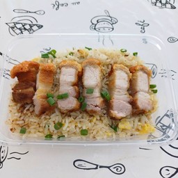 ข้าวผัดหมูกรอบ