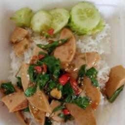 กระเพราหมูยอราดข้าว