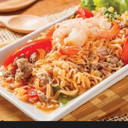 ยำมาม่าหมูสับใส่กุ้ง