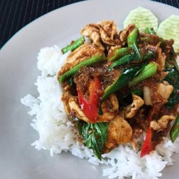 ผัดพริกแกง