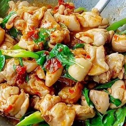 ผัดใบโหระพาราดข้าว