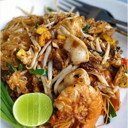 ผัดไทยรวมมิตร (หมูหมึกกุ้ง)