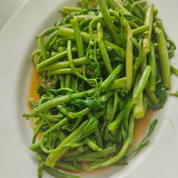 ผัดผักกระเฉดไฟแดง