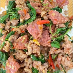 ข้าวกระเพราหมูสับแหนม