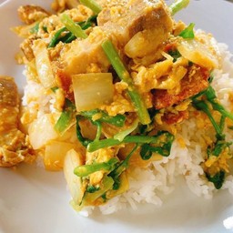 ข้าวผัดผงกะหรี่หมูกรอบ