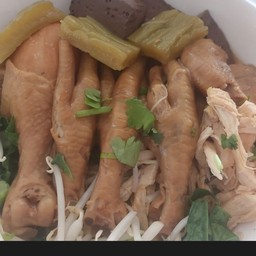 เกาเหลารวมน่องไก่+ตีนไก่+ไก่ฉีก