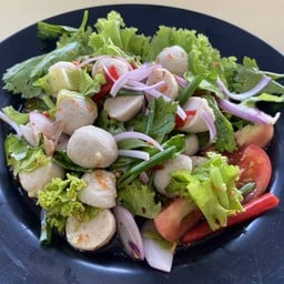 ยำลูกชิ้น (หมู/ปลา)