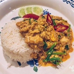 ข้าวผัดผงกะหรี่ไก่กรอบ