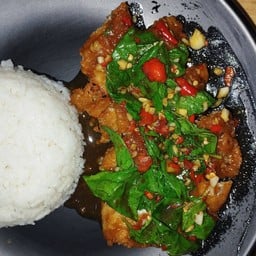 ข้าวกะเพราไก่กรอบ