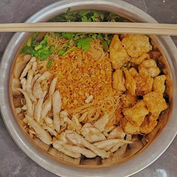 ก๋วยเตี๋ยวไก่ฉีกคลุกซอสพร้อมกากหมูแน่นๆ