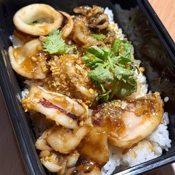 ข้าวปลาหมึกกระเทียม