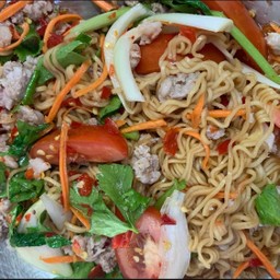 ยำมาม่า(หมูสับ)