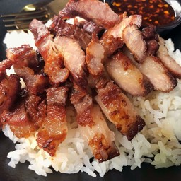 คอหมูย่าง น้ำจิ้มแจ่วรสแซ่บ ราดข้าวหอมมะลิ