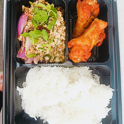 ข้าวลาบไก่+ปีกบนสไปรซี่3ชิ้น