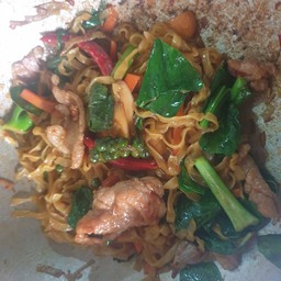 บะหมีเหลืองผัดขี้เมาหมูนุ่ม