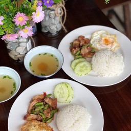 ข้าวหมูกรอบผัดกะปิ