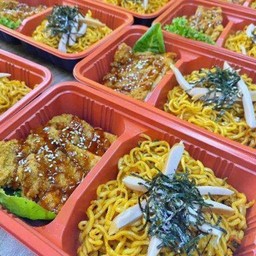 มาม่าไข่เค็ม + ไก่กรอบ