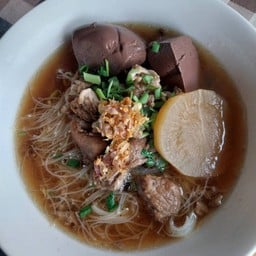 เตี๋ยวแม่รื่น ไก่ หมู ตุ๋น