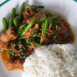 ข้าวผัดพริกแกงหมูชิ้น