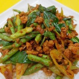 ข้าวผัดพริกแกงหมูสับ