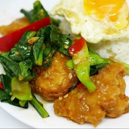 ข้าวผัดคะน้าปลาดอลลี่ทอดกรอบ