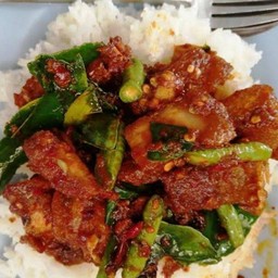 ข้าวผัดพริกแกงไก่กรอบ