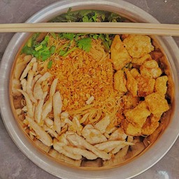 เส้นหมี่ไก่ฉีกคลุกซอสพร้อมกากหมูแน่นๆ