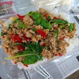 กะเพราพ่นไฟครัวเจ๊นุ้ย ตลาดโต้รุ่ง