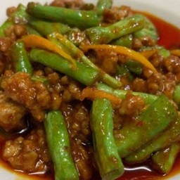 ข้าวราดผัดพริกแกงหมูสับ