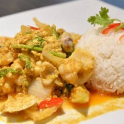ข้าวผัดผงกะหรี่ปลาหมึก